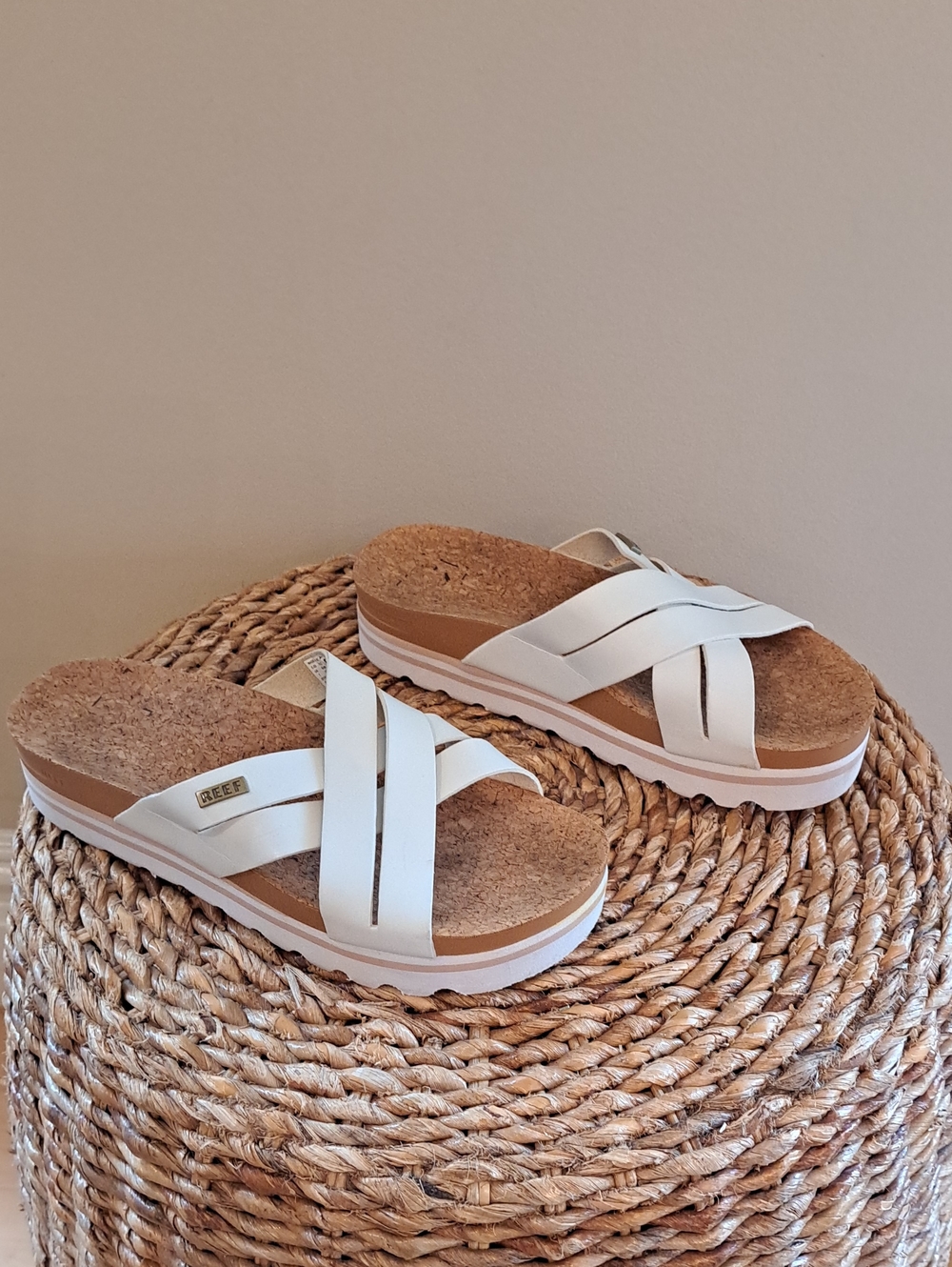 REEF Womena Cushion Bloom White Leather Athleisure/Vacation Sandals 7